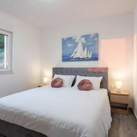 Luxury Penthouse - Views, Hot Tub & Pool Appartamento Makarska